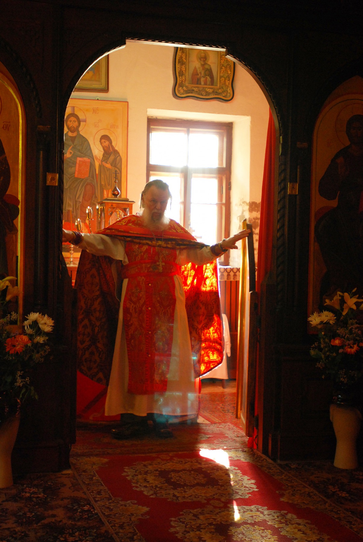 Священник Павел Адельгейм в храме свв. Жен Мироносиц